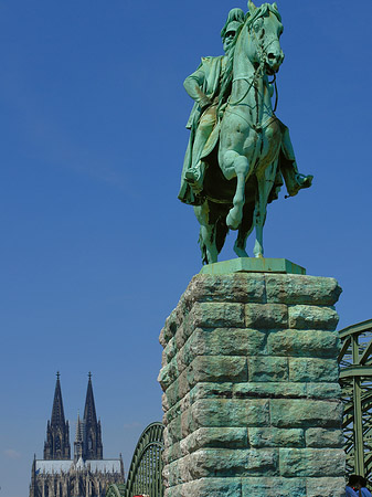 Fotos Reiterstatue vor dem Kölner Dom