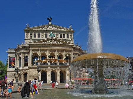 Fotos Alte Oper mit Brunnen