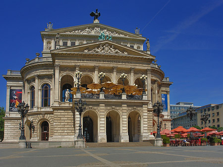 Fotos Alte Oper mit Schirmen