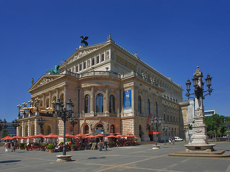 Alte Oper mit Schirmen