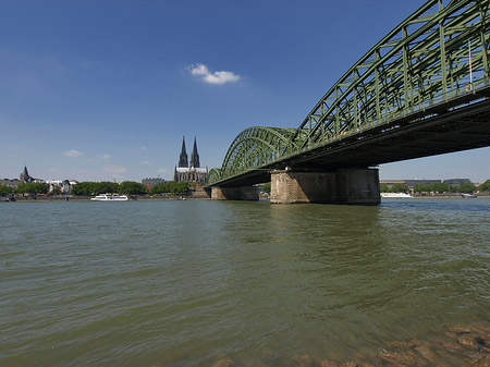 Foto Schiff unter der Hohenzollernbrücke - Köln